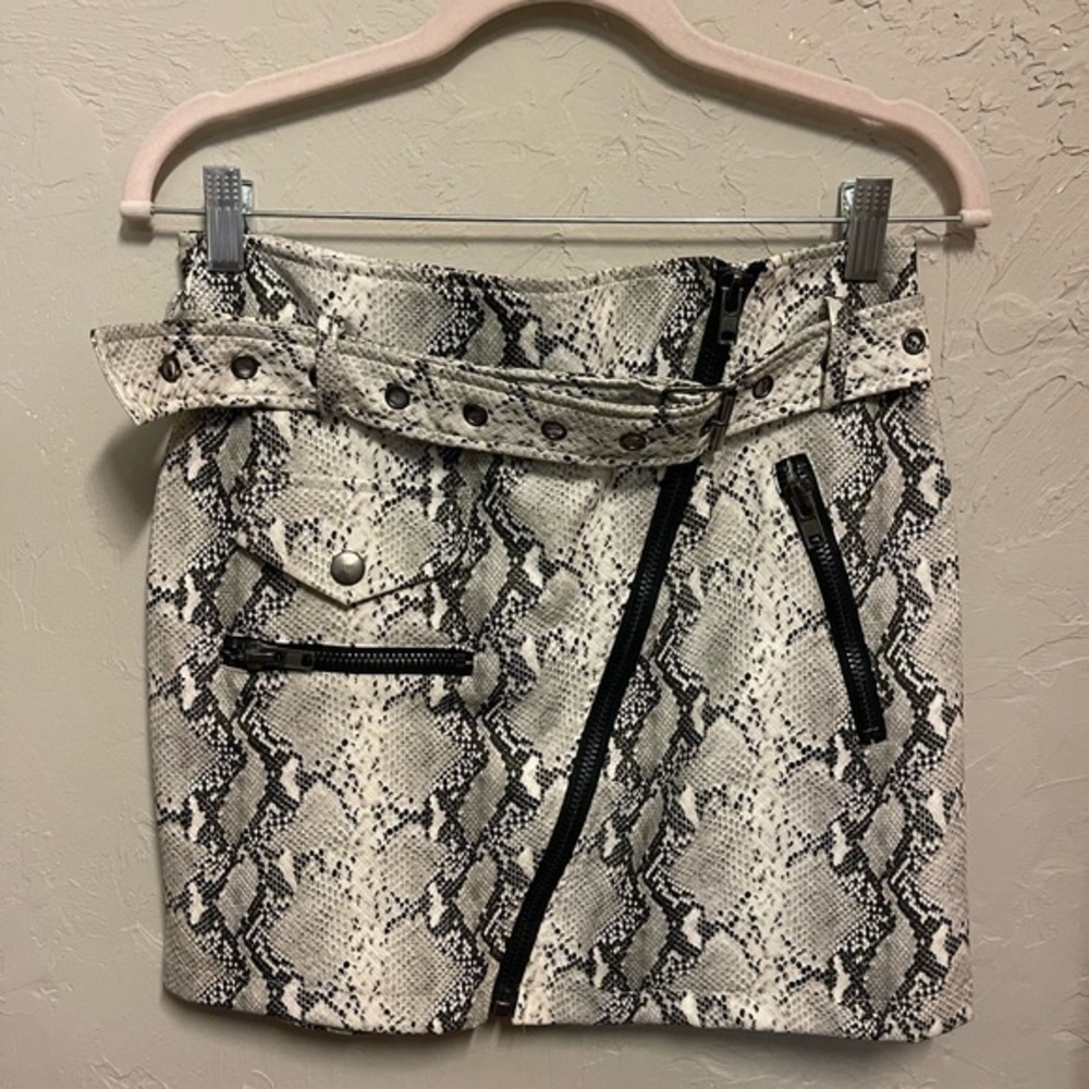 Black and White Faux Snakeskin Honey Punch Mini Skirt - size medium 🐍